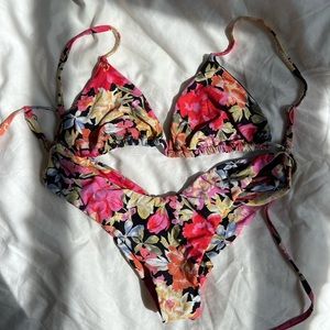 Billabong floral cheeky bikini sz small